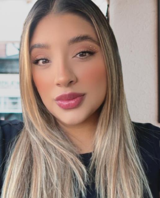 Soy Karla, psicóloga comprometida con el bienestar emocional. Mi misión es acompañar a quienes buscan sentirse mejor, a comprenderse a sí mismos y encontrar mayor tranquilidad en su vida.